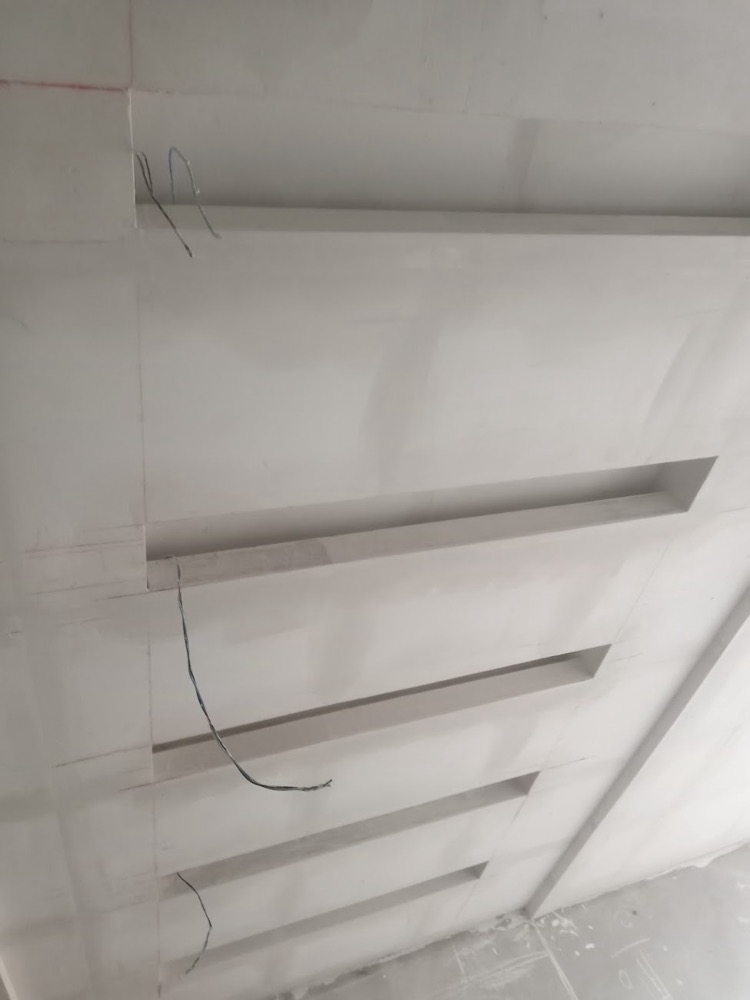 Forro de gesso com cinco rasgos de luz embutidos, ainda sem pintura